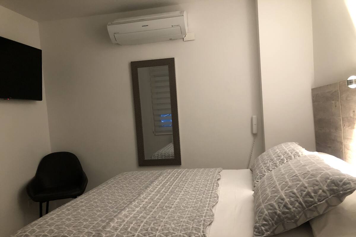 Escritorio, cortinas blackout, sistema de insonorización y wifi gratis 