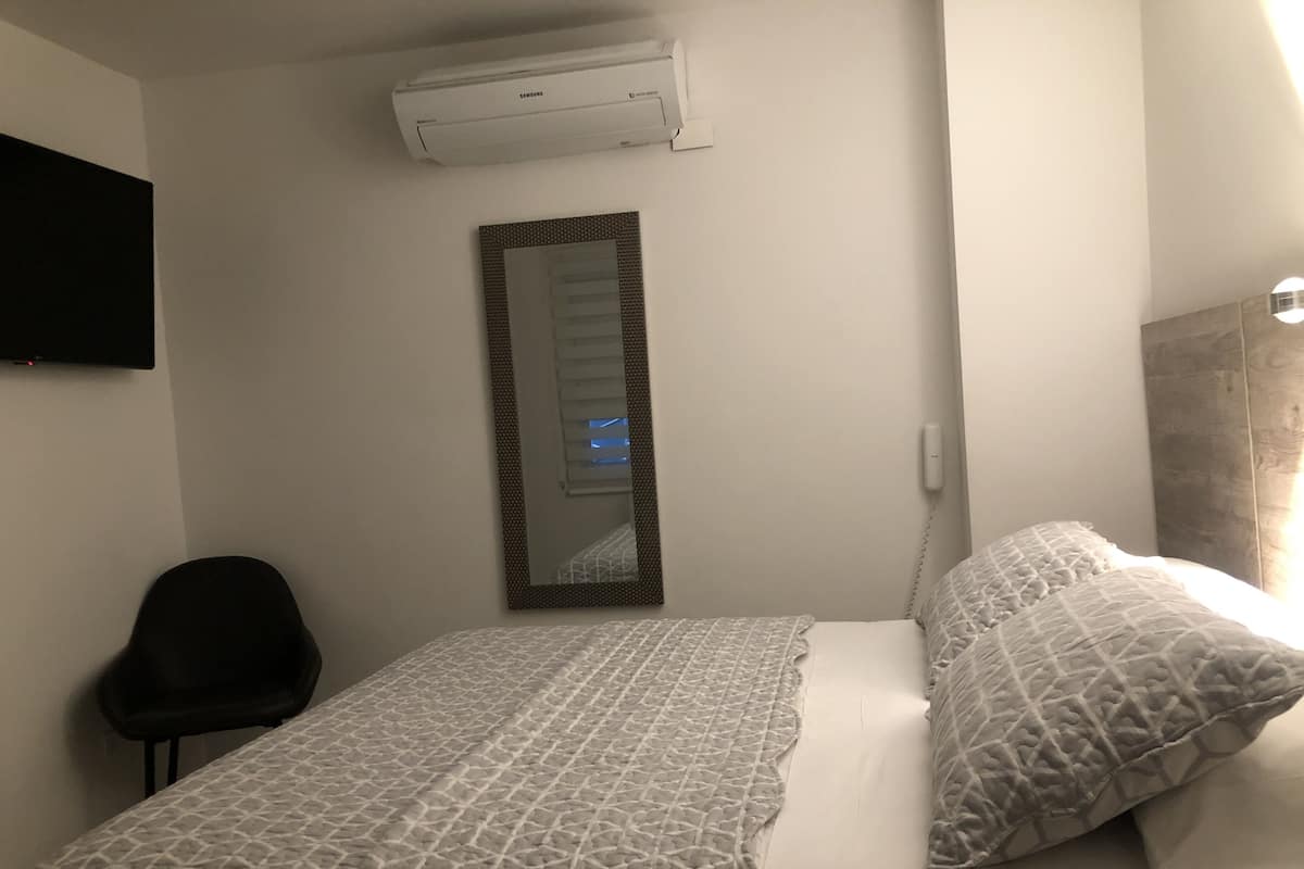 Deluxe kamer, 1 kingsize bed, niet-roken | Een bureau, verduisterende gordijnen, geluiddichte muren, gratis wifi
