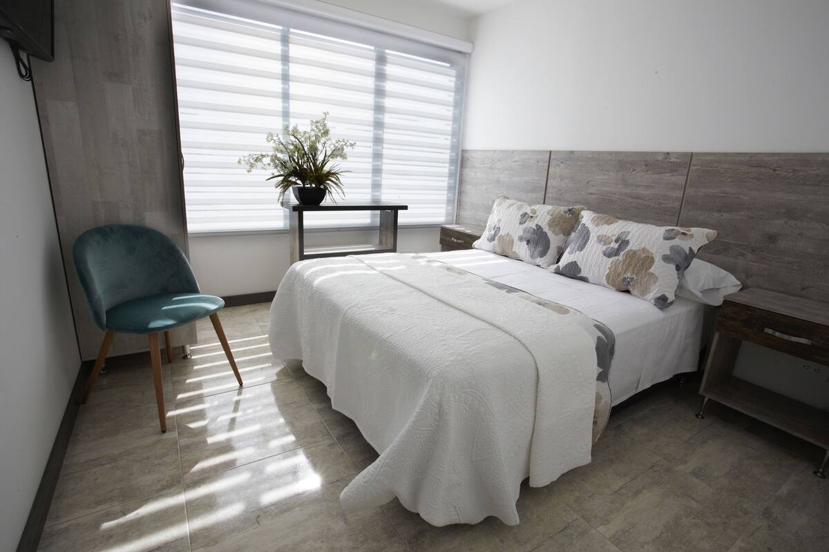 Escritorio, cortinas blackout, sistema de insonorización y wifi gratis 