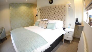Standard Double Room, 1 King Bed, Non Smoking | Individually decorated, blackout curtains, soundproofing
