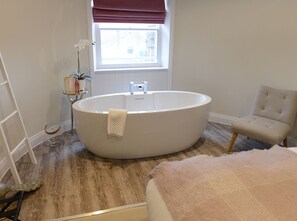 高级双人房, 1 张特大床, 无烟房 | 浴室 | 免费洗浴用品、毛巾