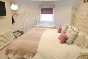 Violet  | Individually decorated, blackout drapes, soundproofing - The Gregory (Grantham)