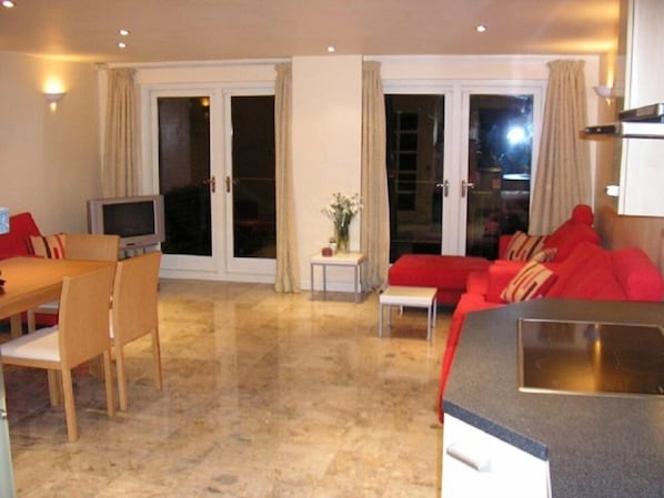 Apartment, 5 Bedrooms, Non Smoking | Living room