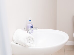 Apartment, Private Bathroom (PG McQuaid) | Bathroom