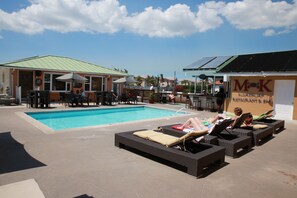 Piscine extérieure, parasols de plage