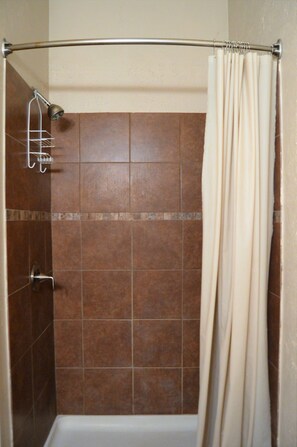 Shower, soap, shampoo, toilet paper - Holly Inn Suites (Holly)