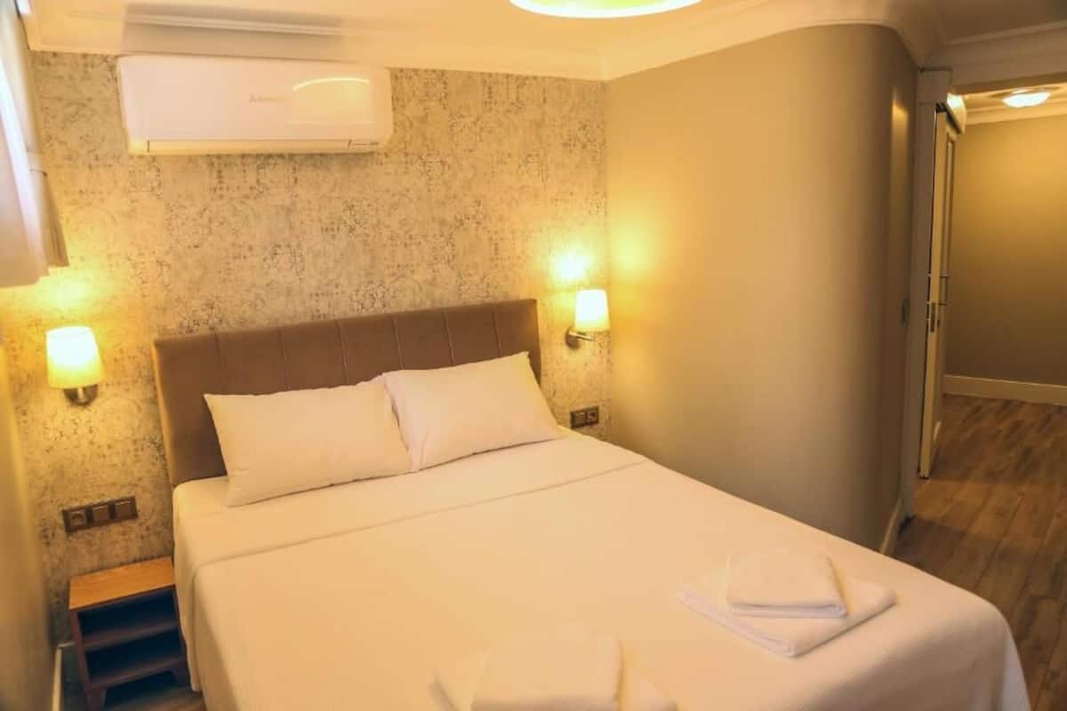 Economy Room Semi Basement | 1 dormitorio, ropa de cama de alta calidad, colchones viscoelásticos