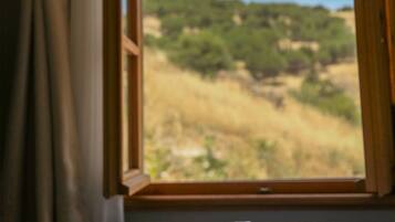 1 غرفة نوم وأغطية فراش متميزة وأسرّة بإسفنج يتكيف مع شكل الجسم ومكتب