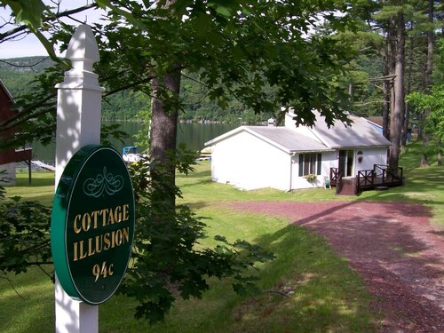 Lakefront Cottage w/Breathtaking Views! Hiking.PaddleBoat.Doc.Fishing.WiFi