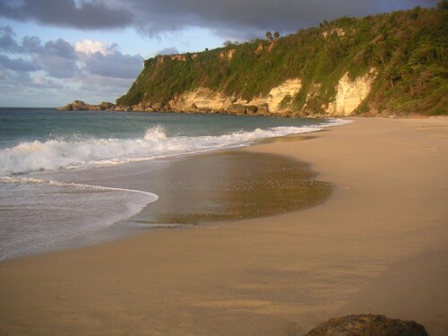 ISOLA– Private 1st floor Apt in beautiful neighborhood just min to Beaches & BQN