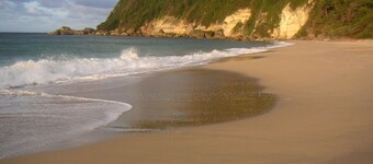 ISOLA– Private 1st floor Apt in beautiful neighborhood just min to Beaches & BQN