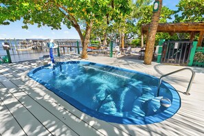 Utendørsbasseng og et oppvarmet basseng