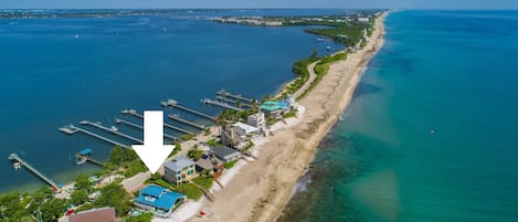 Playa privada, camastros, sombrillas y toallas de playa
