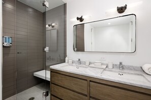 Badewanne, Haartrockner, Handtücher, Seife