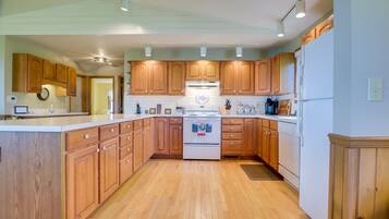 Réfrigérateur, four à micro-ondes, surface de cuisson, lave-vaisselle