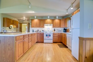 Fridge, microwave, stovetop, dishwasher