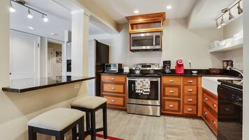 Kylskåp, mikrovågsugn, ugn och spishäll