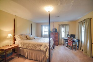4 bedrooms, desk, iron/ironing board, Internet - Dayton Home w/ Pool & Deck on 37 Private Acres! (Dayton)