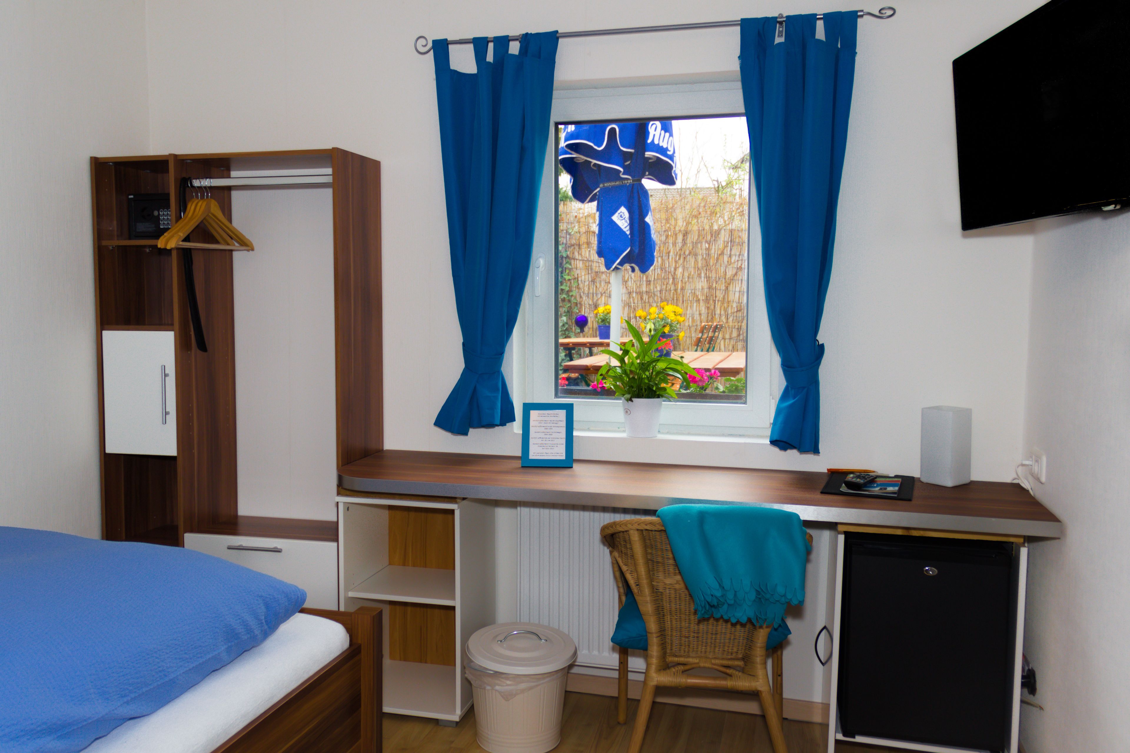 single room | minibar, in-room safe, desk, laptop workspace