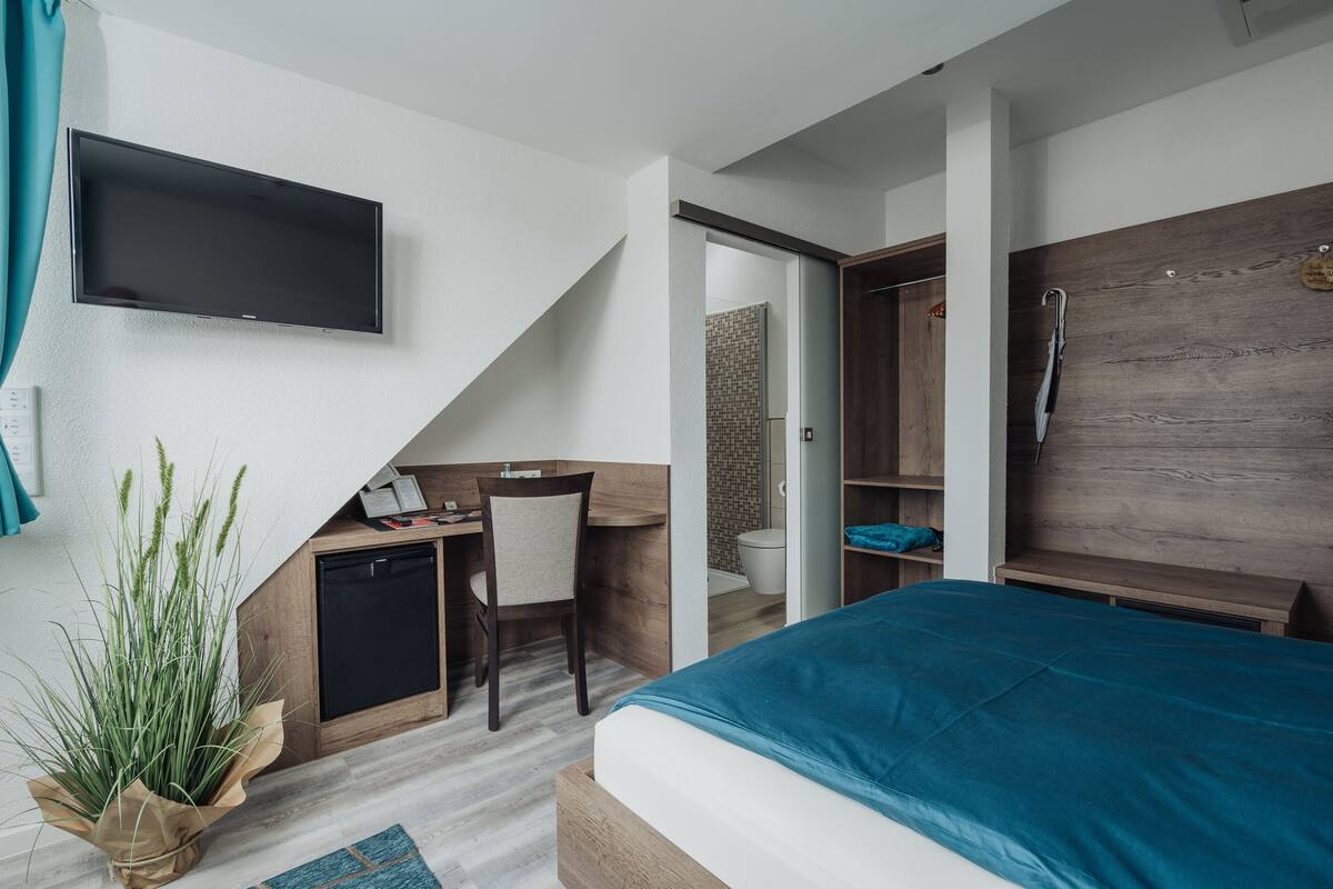 comfort single room | minibar, in-room safe, desk, laptop workspace
