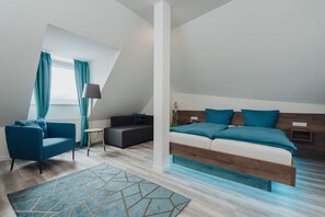 Minibar, in-room safe, desk, laptop workspace - Hotel & Restaurant Hessischer Hof (Hainburg)