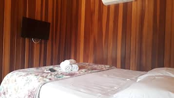 Quarto casal ou duplo econômico | Frigobar, ferros/tábuas de passar roupa, Wi-Fi de cortesia