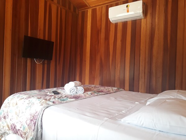 Economy Double or Twin Room | Minibar, iron/ironing board, free WiFi, bed sheets - Pousada Vila Novo Tempo (Guarujá)
