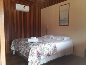 Minibar, iron/ironing board, free WiFi, bed sheets - Pousada Vila Novo Tempo (Guarujá)