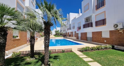 Geräumige 2 Schlafzimmer Apt mit Air - Con, Swimmingpool, sehr nahe am Strand.