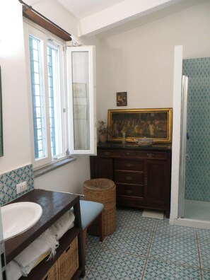 Articles de toilette gratuits, sèche-cheveux, peignoirs