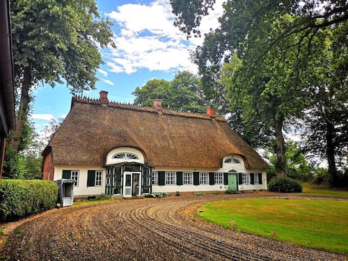 Holiday in historic thatched-roof estate from 1750