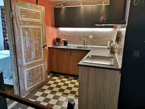 Frigorifero, forno, piano cottura, lavastoviglie