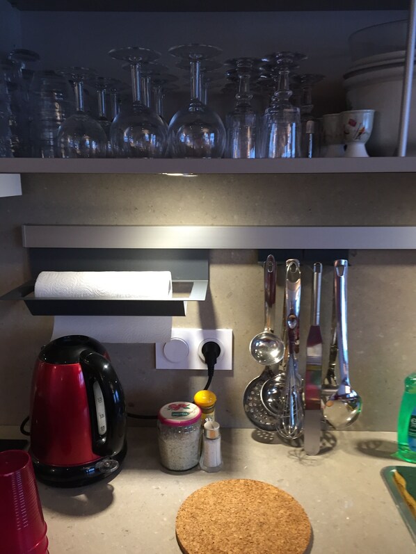 A kitchen with a kettle, a jar of salt, and a cork coaster on the counter. - In the center of Megève, a quiet and very comfortable apartment (Megève)