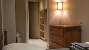 3 bedrooms, iron/ironing board, free WiFi, wheelchair access