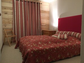 3 bedrooms, iron/ironing board, free WiFi, wheelchair access