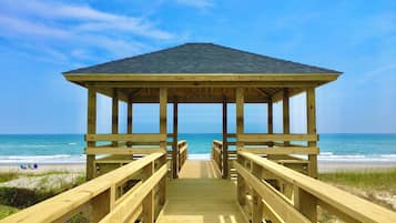 Plage, chaises longues