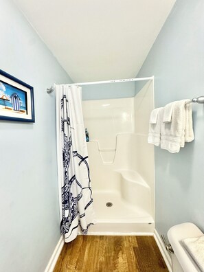 Shower, hair dryer, towels, soap - OCEANFRONT DUNESCAPE VIEW•Direct Beach Access•Kitchen•Pool•WiFi (Atlantic Beach)
