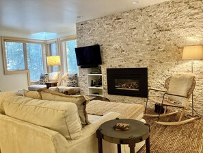 TV, fireplace - Luxurious 2 bedroom, plenty of unit amenities, slope side location (Winter Park)