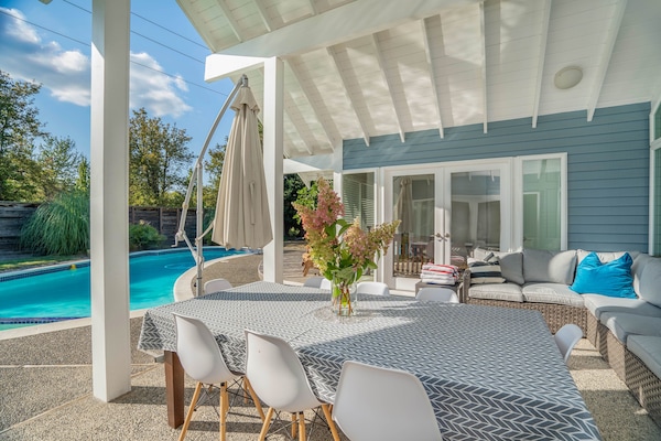 屋外ダイニングエリア