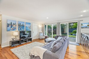 Smart TV, caminetto, libri, studio