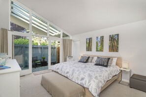 4 habitaciones, escritorio y tabla de planchar con plancha 