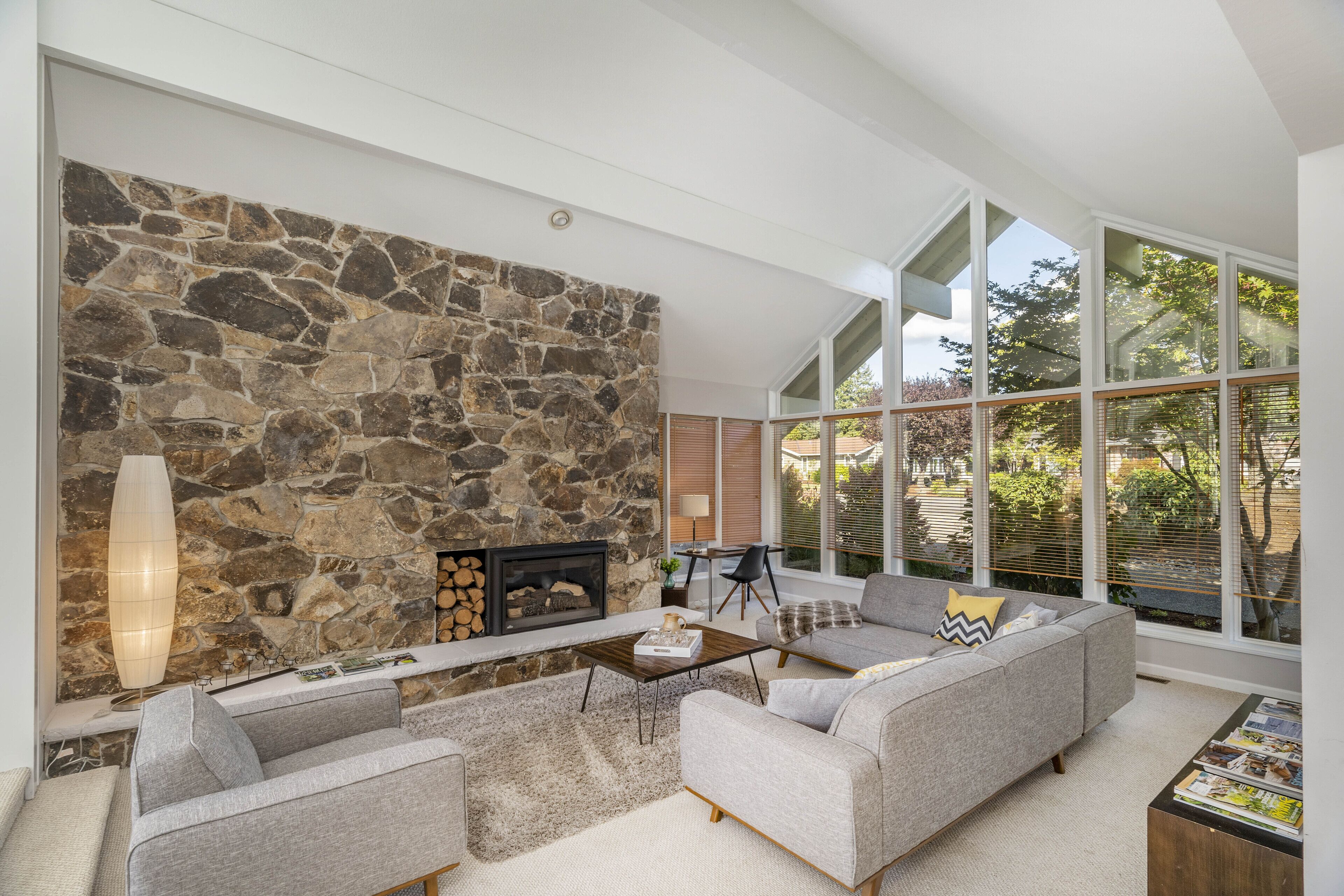 智能电视、壁炉、书、办公室