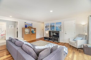 Smart TV, fireplace, books, offices