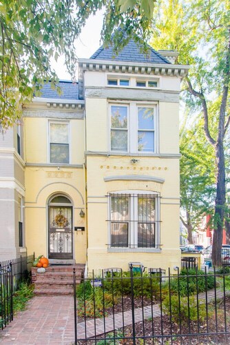 125 Year Old Rowhouse Near Union Market / National Mall / Museums & Restaurants