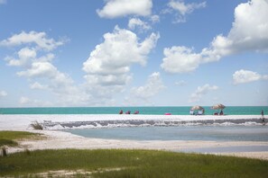 Una spiaggia nelle vicinanze