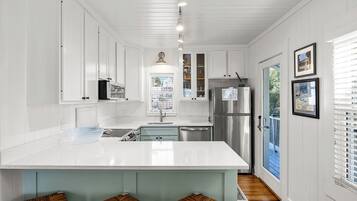 Een vaatwasser, eettafels