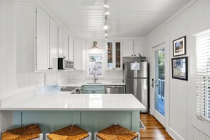 Oppvaskmaskin og spisebord