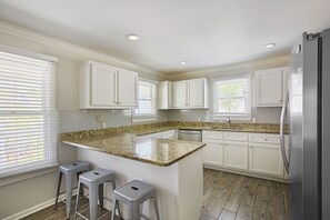 Lavavajillas y mesa de comedor