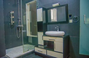 Apartamento familiar, varias camas, no fumadores | Baño | Artículos de higiene personal gratuitos y toallas