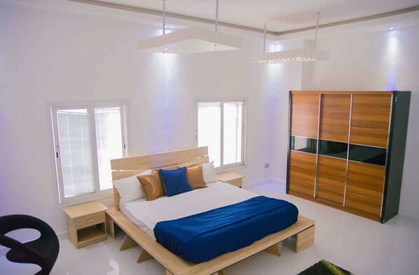 3 bedrooms, bed sheets - Le Forthbridge Apartment (Lekki)